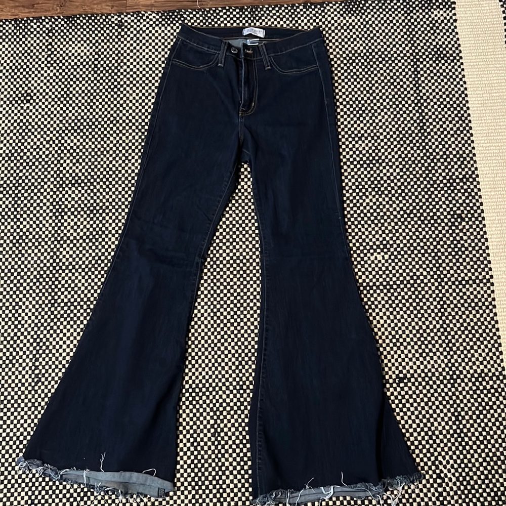 I am selling size 7/28 Judy Blue dark wash flares. In good condition!